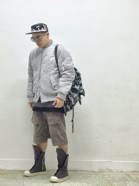 「DRKSHDW by RICK OWENS（ダークシャドウ バイ リックオウエンス）のアイテム（パンツ）」を使った、DJ Mykal a.k.a.林哲儀さん（メンズ・174cm）の冬コーディネート