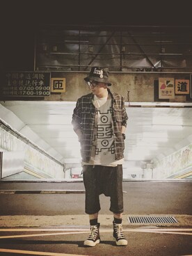 「DRKSHDW by RICK OWENS（ダークシャドウ バイ リックオウエンス）のアイテム（シューズ）」を使った、DJ Mykal a.k.a.林哲儀さん（メンズ・174cm）の秋コーディネート