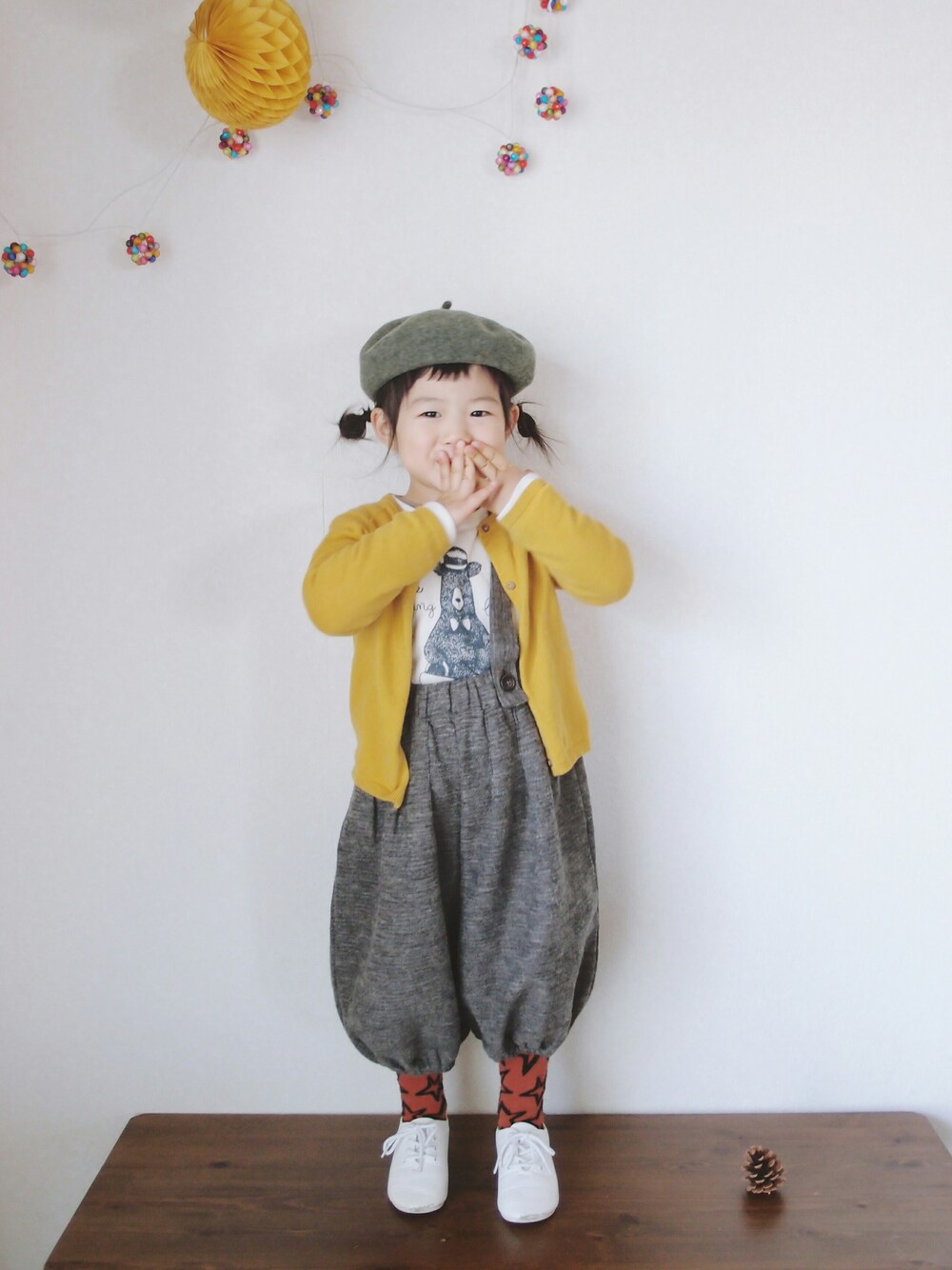 「キッズコーデ、kids、キッズファッション、バルーンパンツ、サロペット、bobochoses、女の子、ベレー帽、おんなのこ、3歳」｜「韓国子供服のアイテム（サロペット/オーバーオール、グレー系）」を使った、𝑀𝐼𝑁さん（キッズ・90cm）の秋コーディネートの1枚目の写真