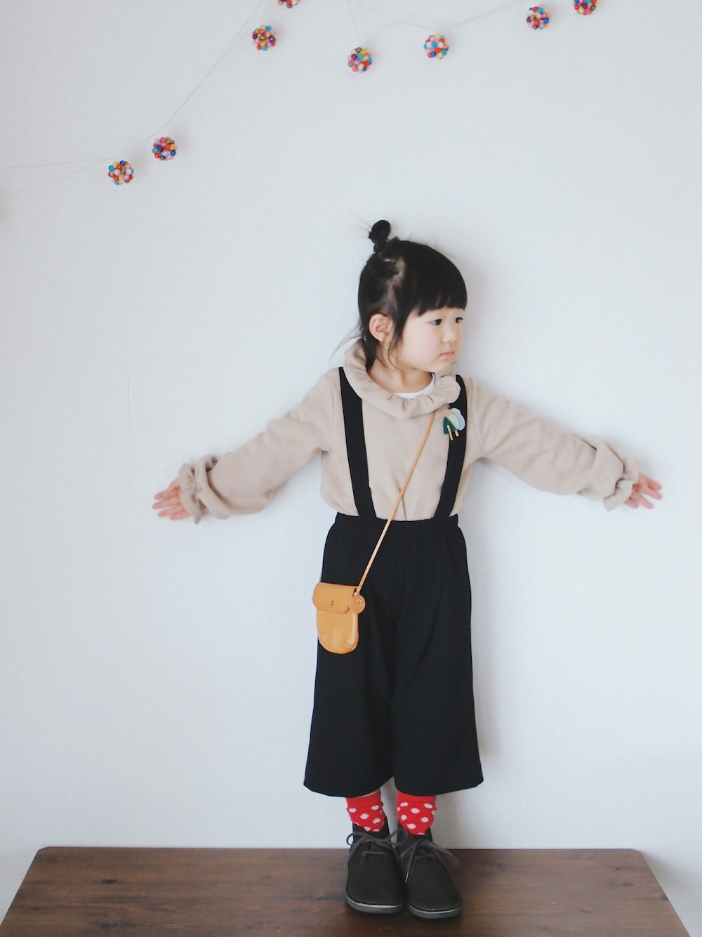 「3歳、女の子、おんなのこ、キッズコーデ、キッズファッション、kids、サロペット、ガウチョパンツ、フリル、マリメッコ」｜「marimekkoのl pallosukat（ソックス/靴下、レッド系）」を使った、𝑀𝐼𝑁さん（キッズ・100cm）の冬コーディネートの1枚目の写真