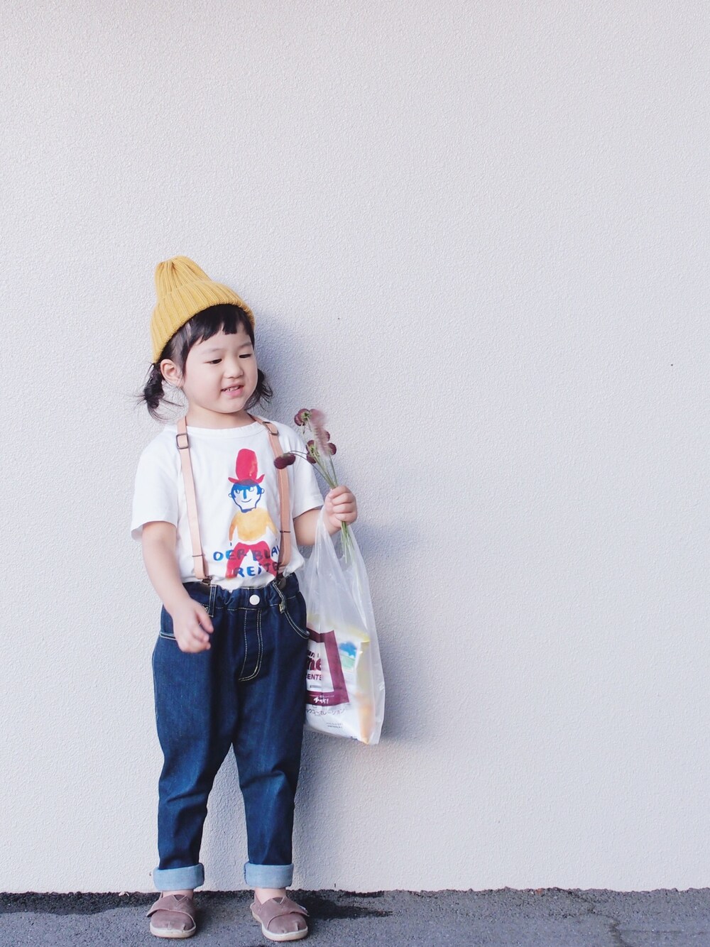 ホワイト系のTシャツ/カットソー、ブラウン系のスニーカー、ブルー系のデニムパンツを着用したキッズの秋コーディネートの1枚目の写真