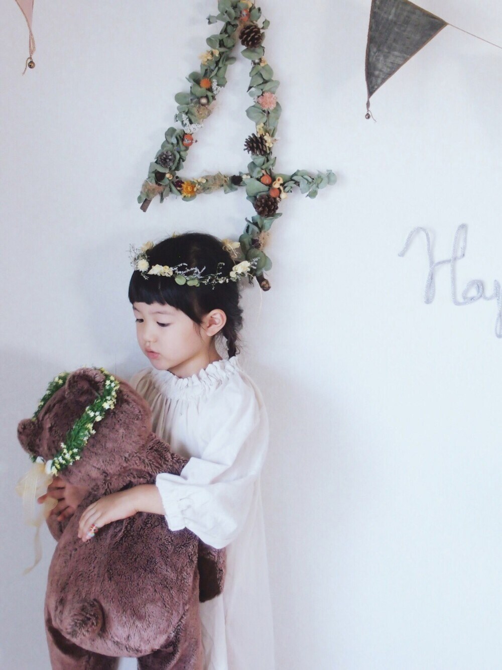 「kids、シンプル、誕生日、女の子、おんなのこ、4歳、花冠、お祝い、キッズコーデ、キッズファッション」｜「韓国子供服のアイテム（ワンピース/ドレス、ホワイト系）」を使った、𝑀𝐼𝑁さん（キッズ・100cm）の秋コーディネートの1枚目の写真