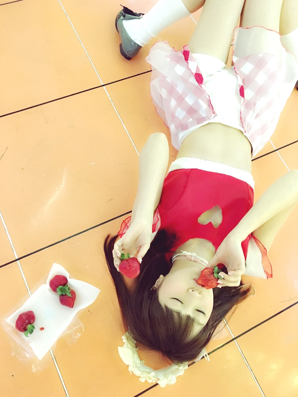 「苺、アイドル」｜「gra-DOLL衣装のアイテム（トップス、レッド系）」を使った、浜田翔子さん（レディース・157cm）の冬コーディネートの1枚目の写真