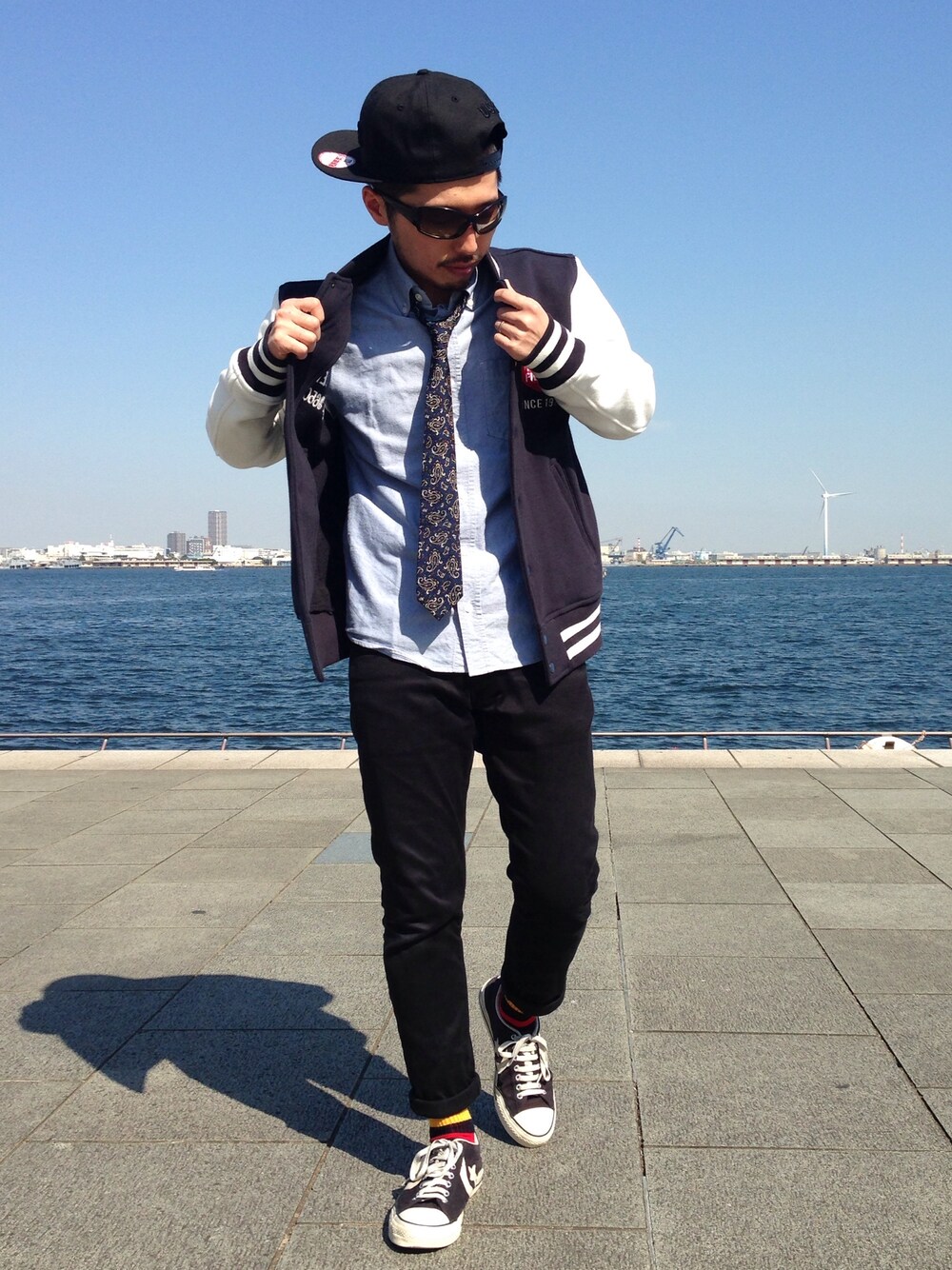 「ネイビージャケット、ブラック×ホワイト、AVIREX、ネクタイ、ロゴスウェット、スタジャン、WEAR HALLOWEEN 2014、白スニーカー、converse」｜「AVIREXのavirex/ アヴィレックス/　メンズ/　ストレッチ　5ポケットパンツ（チノパンツ、ブラック系）」を使った、みなとみらいosamuさん（メンズ・163cm）の秋コーディネートの1枚目の写真