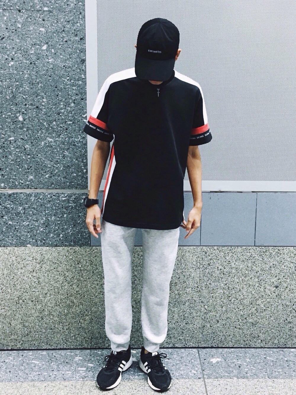 「adidas Originalsのオリジナルス エキップメント [EQT RNG CUSHION 93]（スニーカー、ブラック系）」を使った、Tity Samponさん（メンズ・180cm）の夏コーディネートの1枚目の写真