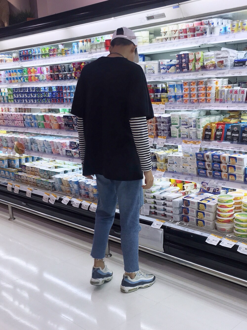 「ootd、outfit、summer、black and white、sneakers、streetstyle、NIKE、NIKE AIR MAX、AIR MAX95」｜「NIKEのアイテム（スニーカー、ホワイト系）」を使った、Tity Samponさん（メンズ・180cm）の秋コーディネートの1枚目の写真
