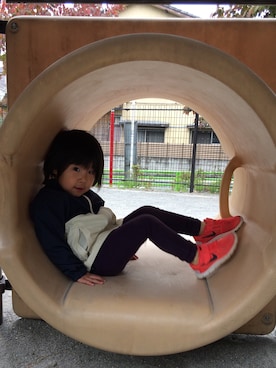 「green label relaxing（グリーンレーベルリラクシング）のNIKEフリー5TDV14cm～16cm（スニーカー、オレンジ系）」を使った、朔さん（キッズ）の秋コーディネート
