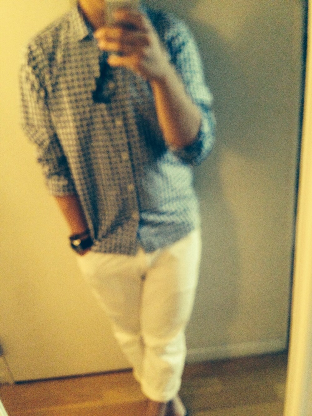 ブルー系のシャツ/ブラウス、ホワイト系のその他パンツを着用したメンズの夏コーディネートの1枚目の写真