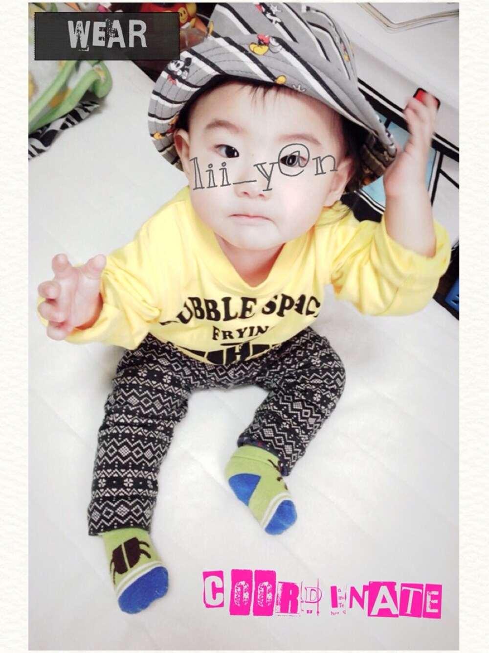 イエロー系のTシャツ/カットソー、ブラウン系のレギンス/スパッツ、グレー系のハットを着用したキッズの春コーディネートの1枚目の写真