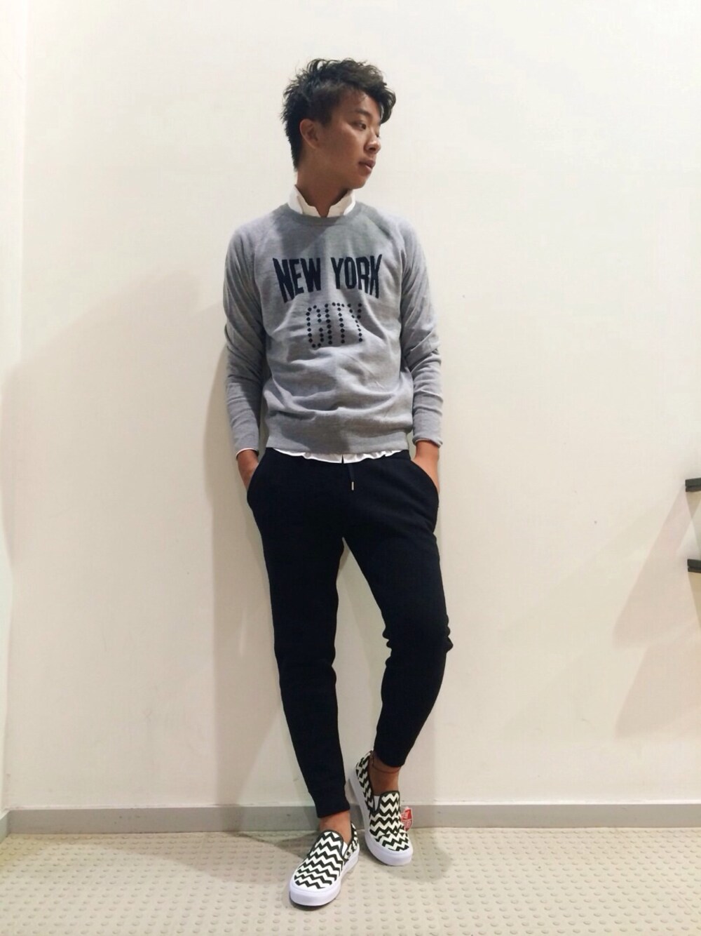 「ニット、スエットパンツ、秋のコーデ、ラフ、ラフスタイル」｜「DESIGNWORKSのアイテム（ニット/セーター、グレー系）」を使った、gotohidekiさん（メンズ・183cm）の夏コーディネートの1枚目の写真