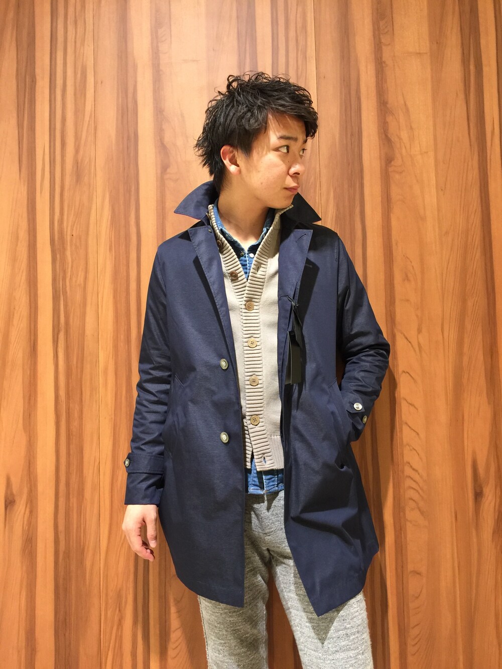 「ステンカラーコート、インディゴ、スタンドカラー、ニット、デニムシャツ、ベージュ」｜「DESIGNWORKSのアイテム（ダウンジャケット/コート、ブルー系）」を使った、gotohidekiさん（メンズ・183cm）の冬コーディネートの1枚目の写真