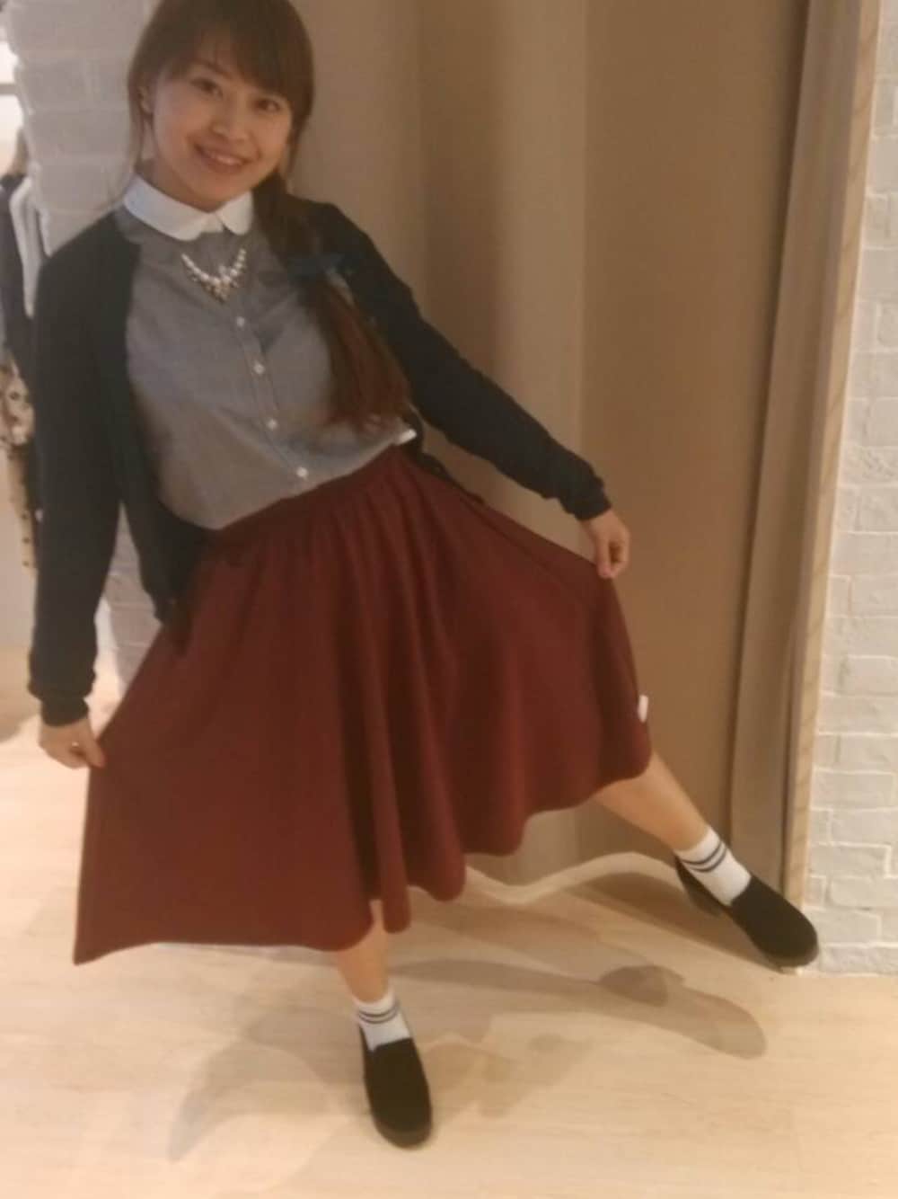 「earth music&ecologyのアイテム（シャツ/ブラウス、グレー系）」を使った、FIFI_Tengさん（レディース・155cm）の秋コーディネートの1枚目の写真