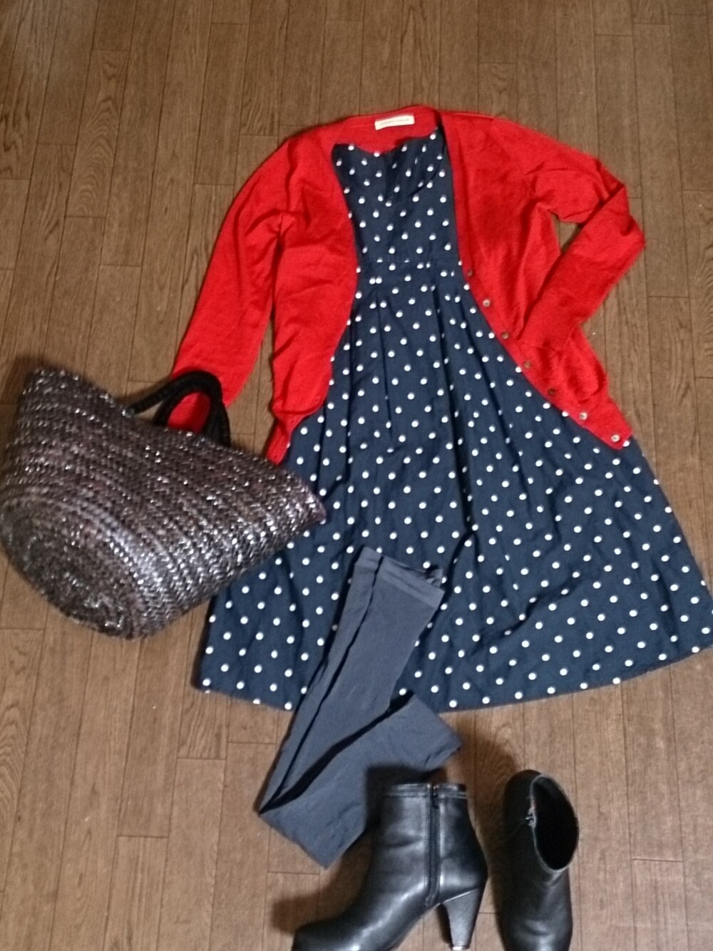 ブラック系のブーツ、レッド系のカーディガン/ボレロを着用したレディースの冬コーディネートの1枚目の写真