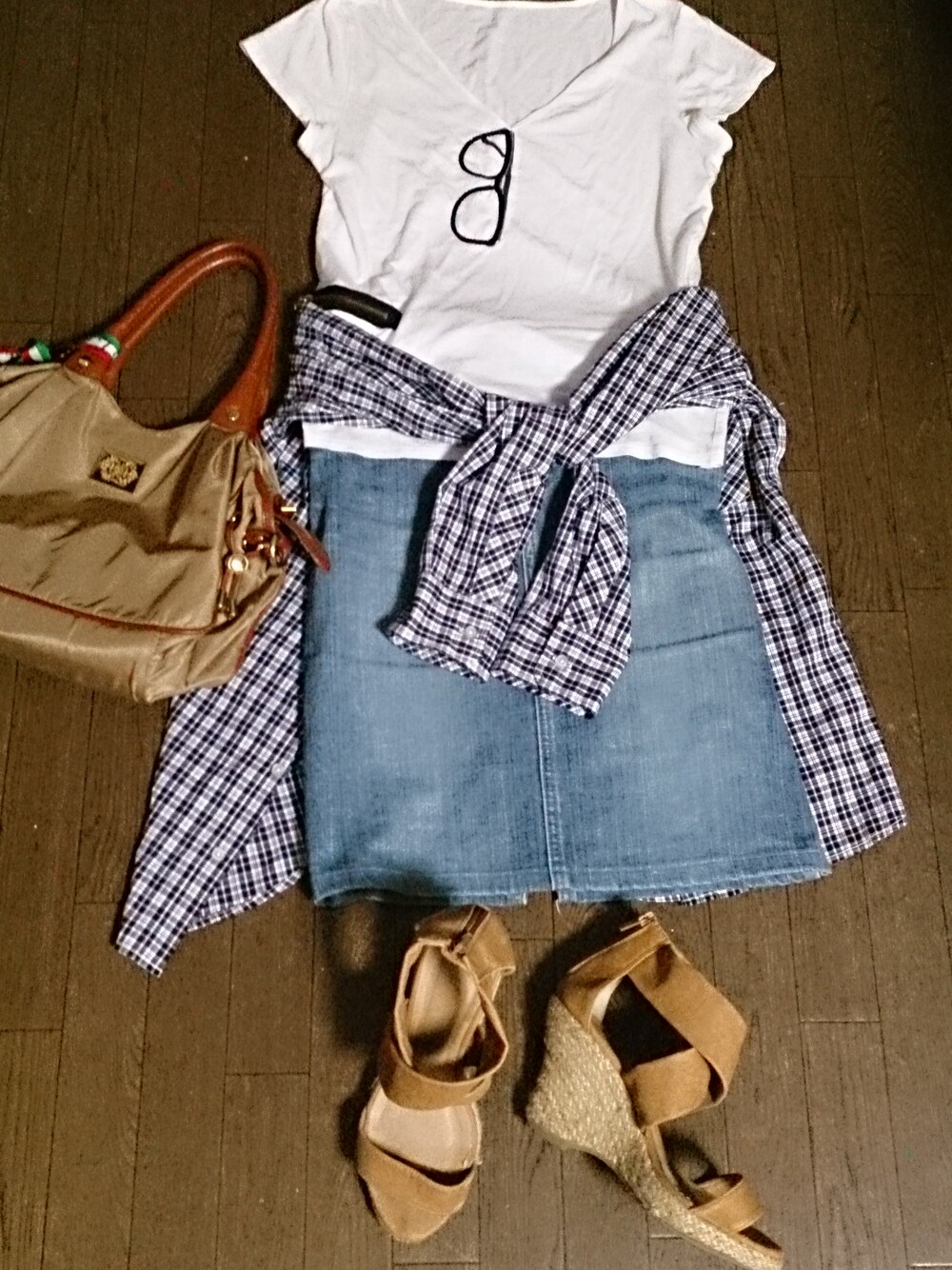 ベージュ系のサンダル、ホワイト系のTシャツ/カットソー、ブルー系のデニムスカートを着用したレディースの春コーディネートの1枚目の写真