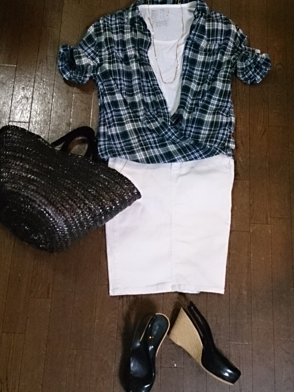 ホワイト系のデニムスカートを着用したレディースの春コーディネートの1枚目の写真