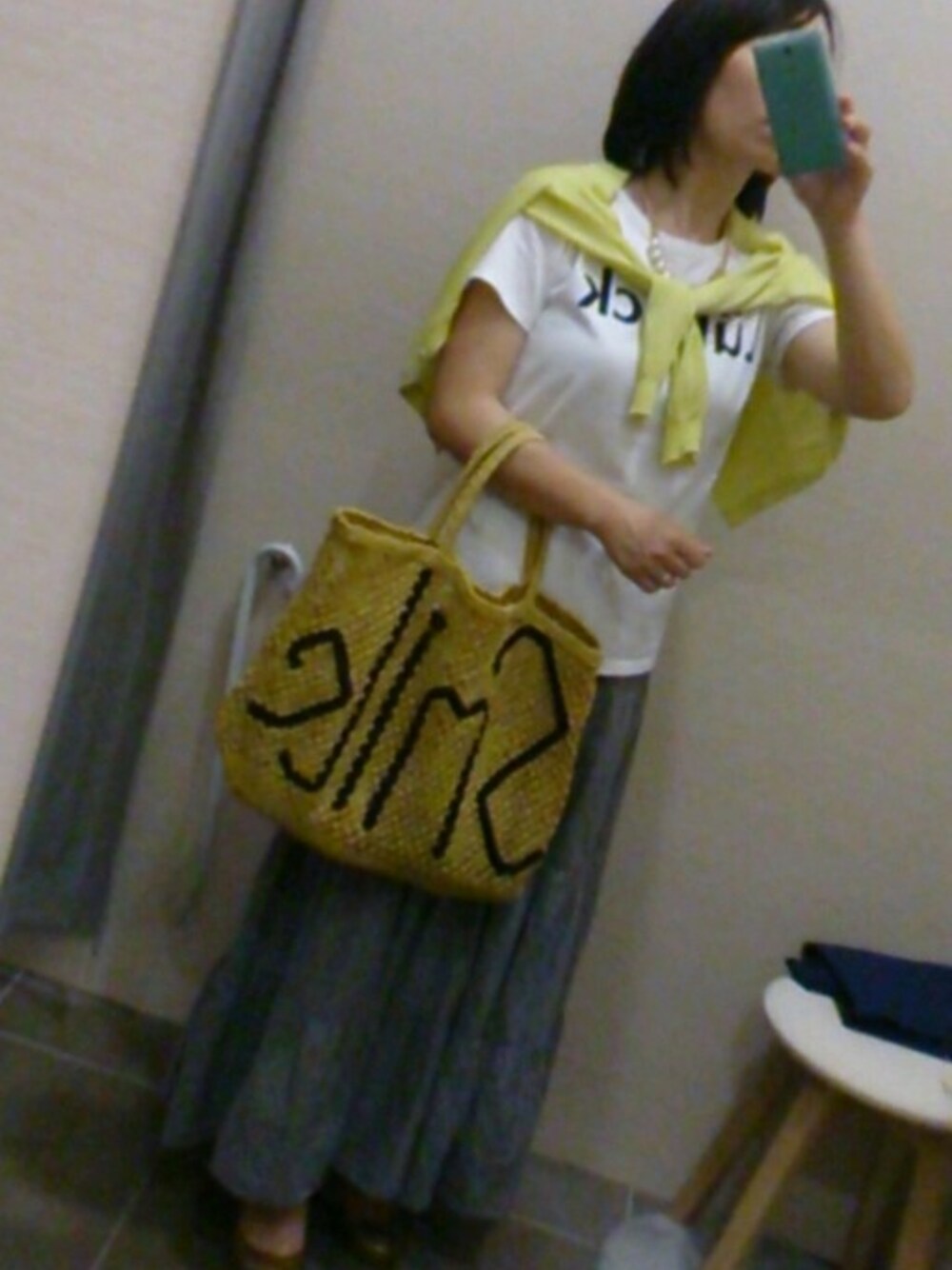 イエロー系のサンダル、イエロー系のかごバッグ、イエロー系のカーディガン/ボレロを着用したレディースの夏コーディネートの1枚目の写真