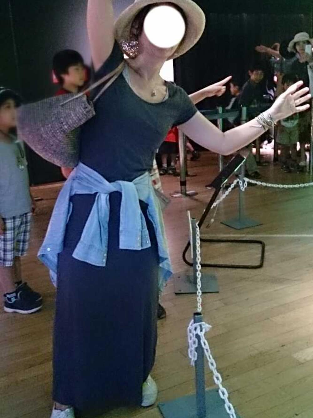 ブルー系のシャツ/ブラウス、ホワイト系のスニーカー、ブルー系のワンピースを着用したレディースの夏コーディネートの1枚目の写真