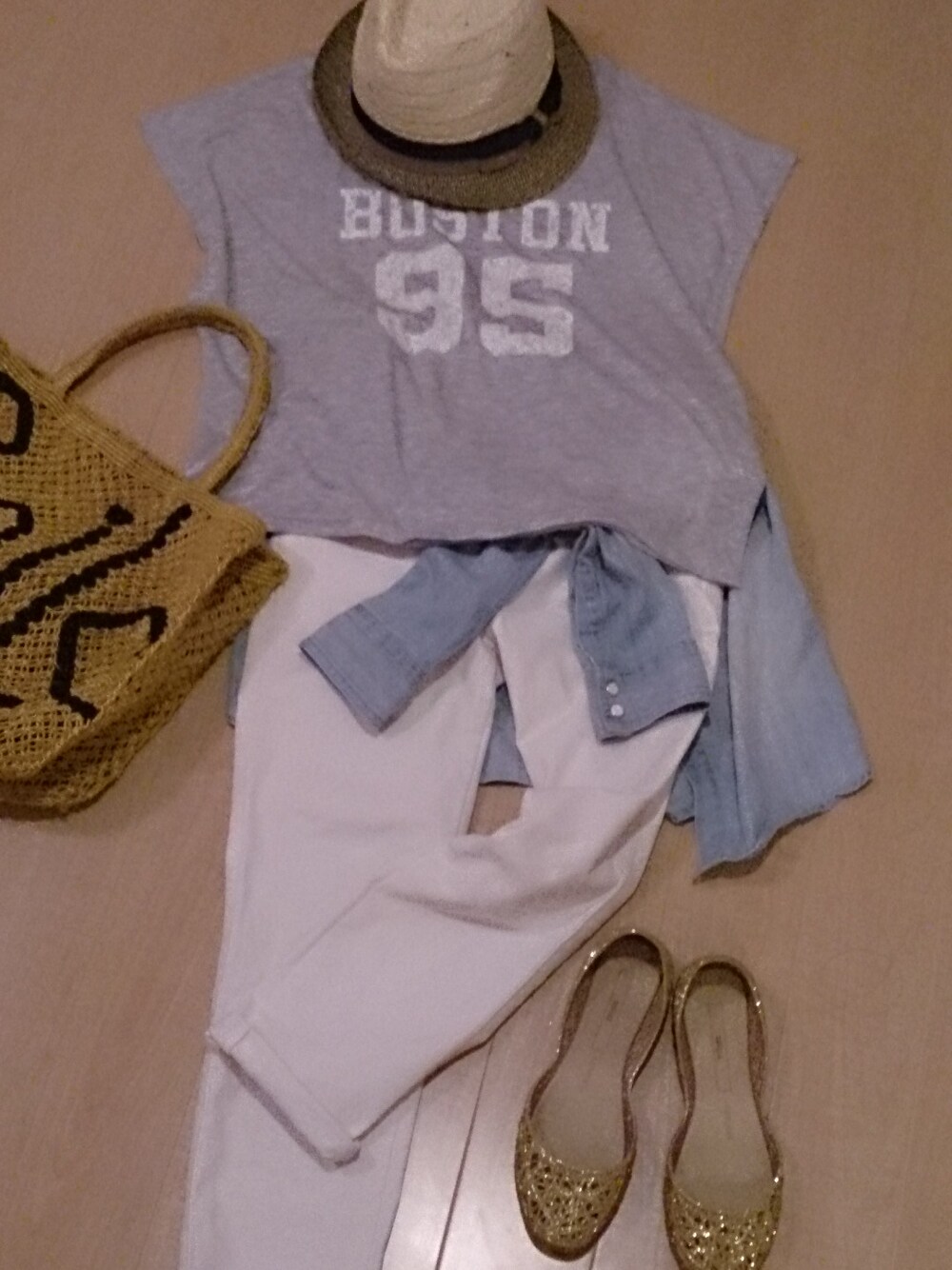 イエロー系のかごバッグ、ホワイト系のその他パンツ、ゴールド系のその他シューズを着用したレディースの夏コーディネートの1枚目の写真