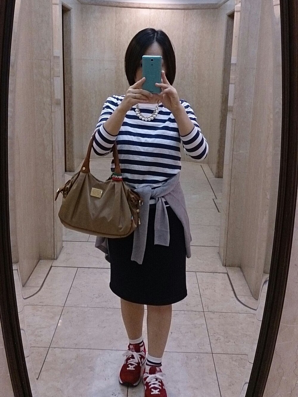 レッド系のスニーカー、ゴールド系のネックレスを着用したレディースの秋コーディネートの1枚目の写真