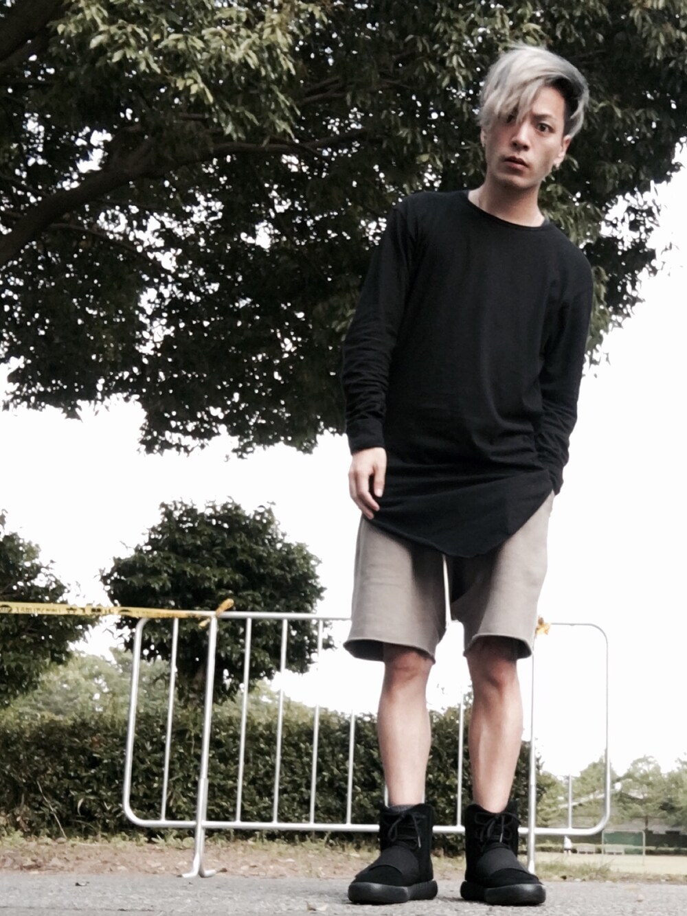 「fear of god、yeezyboost、yeezyboost750、adidas、adidas originals」｜「Fear of God Los Angelesのアイテム（Tシャツ/カットソー、ブラック系）」を使った、Tさんさん（メンズ・170cm）の春コーディネートの1枚目の写真