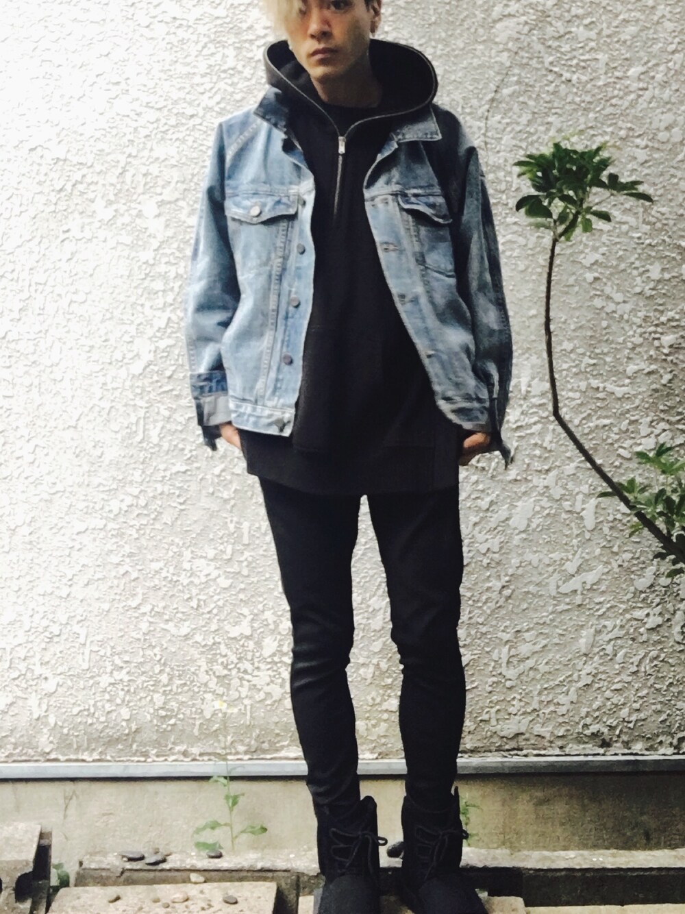 「adidas、adidas originals、fear of god、fearofgod、yeezyboost、yeezy、yeezyboost750」｜「Fear of God Los Angelesのアイテム（デニムジャケット、ブルー系）」を使った、Tさんさん（メンズ・170cm）の春コーディネートの1枚目の写真