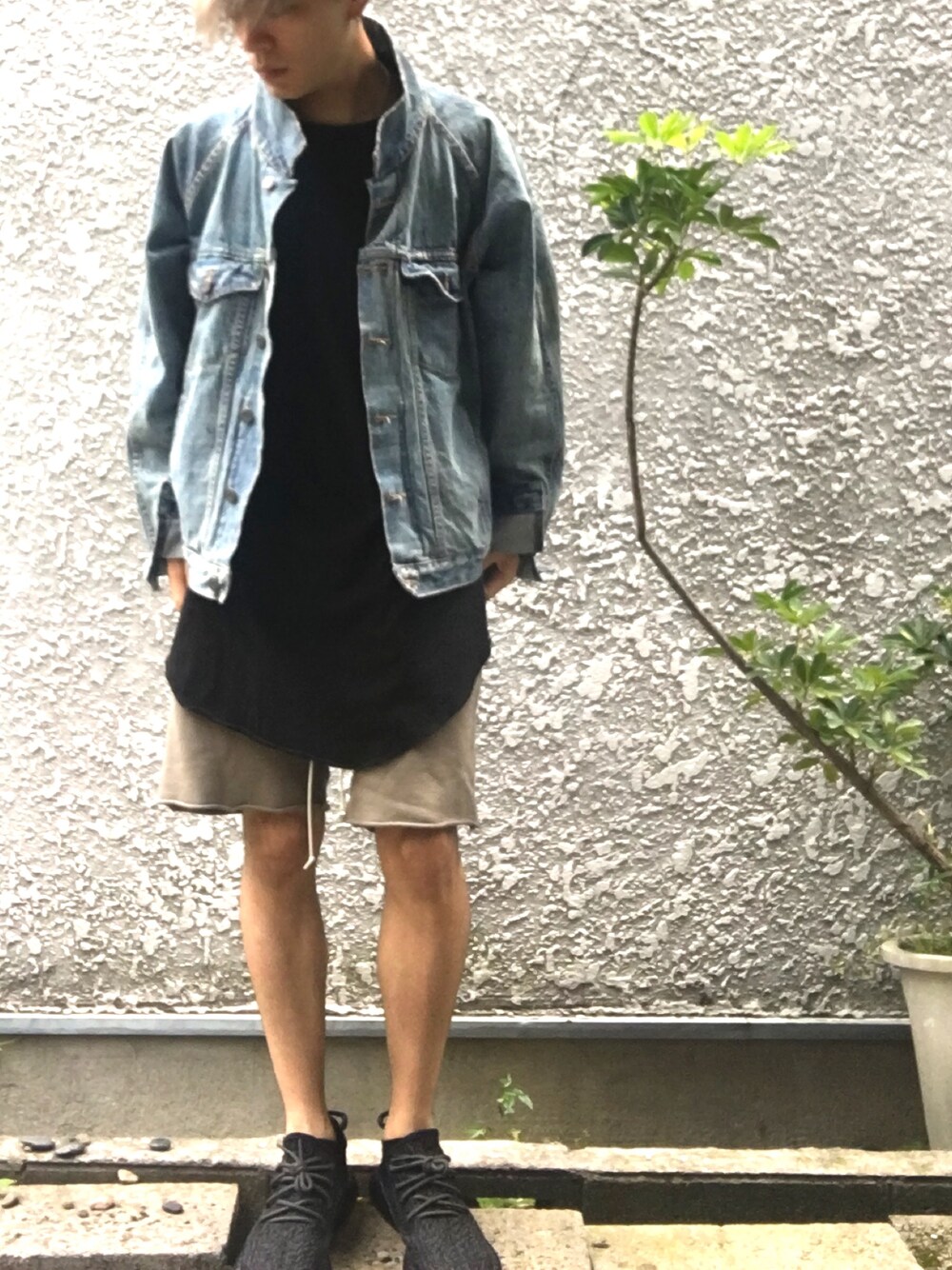 「fear of god、adidas、adidas originals、yeezyboost、YeezyBoost350」｜「Fear of God Los Angelesのアイテム（デニムジャケット、ブルー系）」を使った、Tさんさん（メンズ・170cm）の夏コーディネートの1枚目の写真