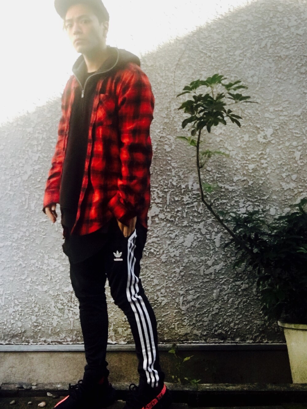 「yeezy、yeezyboost、YeezyBoost350、yeezyboost350V2、fear of god、fearofgod、fear、adidas、adidas originals」｜「Fear of God Los Angelesのアイテム（パーカー、ブラック系）」を使った、Tさんさん（メンズ・170cm）の冬コーディネートの1枚目の写真