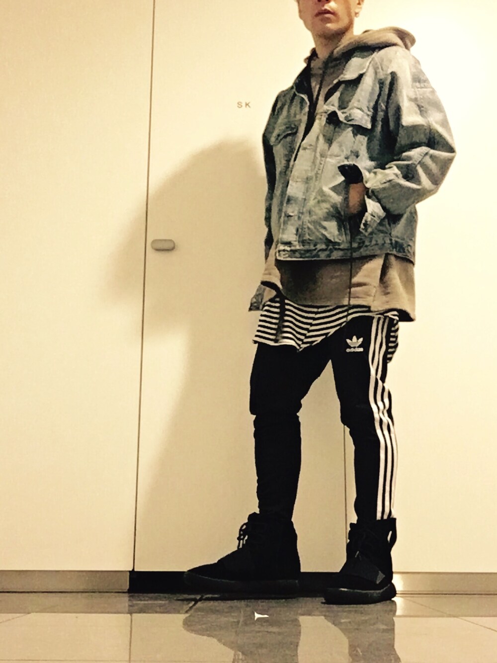 「yeezy、yeezyboost、YeezyBoost350、yeezyboost750、yeezyseason、adidas、adidas originals、fear of god、fearofgod」｜「Fear of God Los Angelesのアイテム（デニムジャケット、ブルー系）」を使った、Tさんさん（メンズ・170cm）の冬コーディネートの1枚目の写真