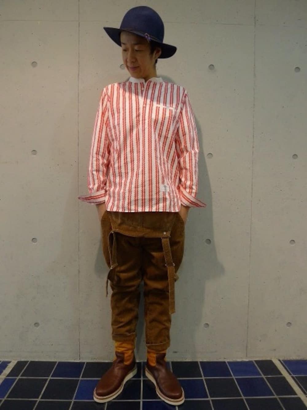 ブラウン系のサロペット/オーバーオール、ブラック系のブーツ、レッド系のシャツ/ブラウスを着用したメンズの冬コーディネートの1枚目の写真