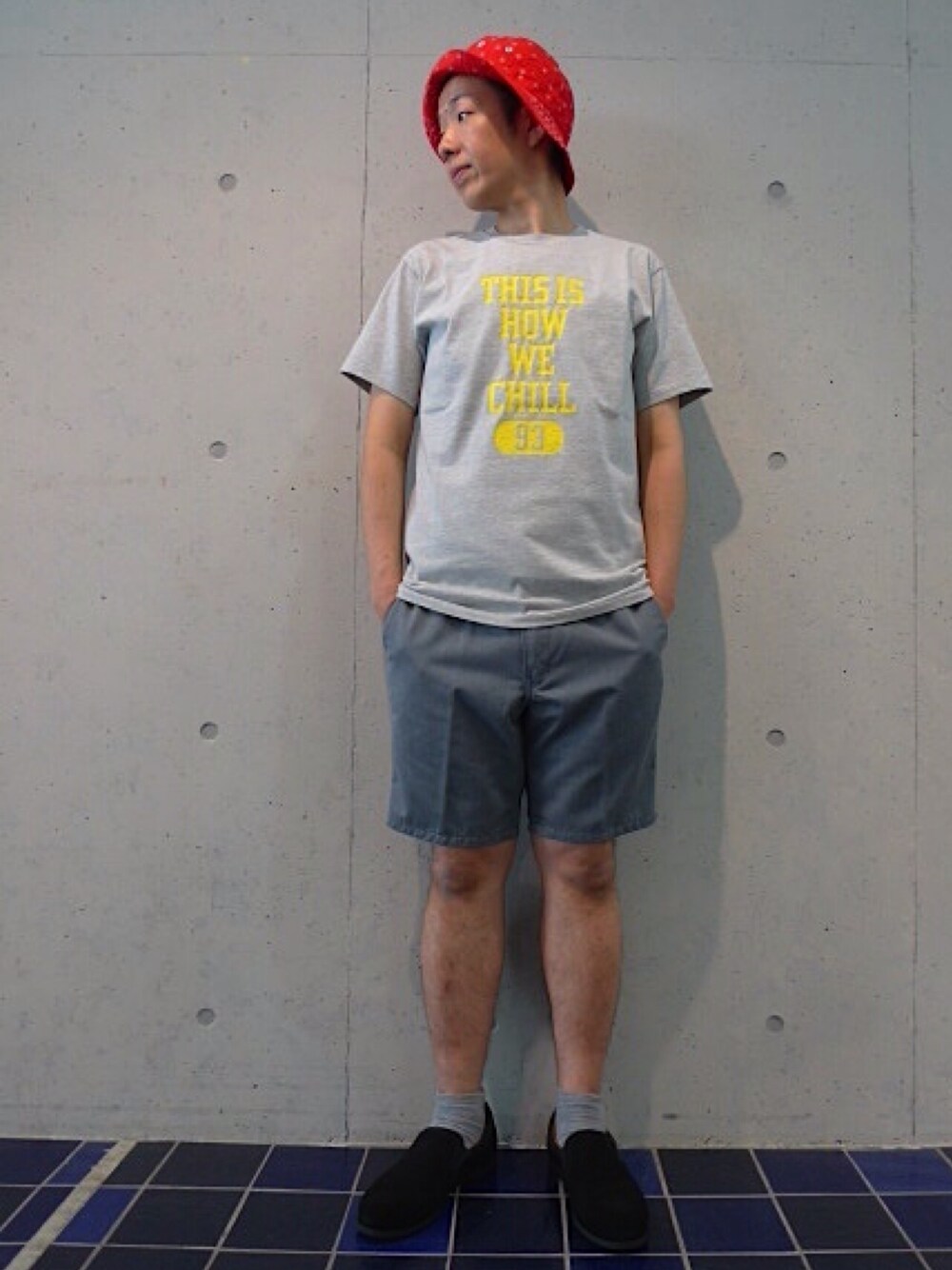 「バンダナ、バンダナ柄、グレーTシャツ、スラックスショーツ、ひざ上ショーツ、リーガル、regal、スリッポン、BEDWIN、BEDWIN & THE HEARTBREAKERS」｜「BEDWIN & THE HEARTBREAKERSのアイテム（ハット、レッド系）」を使った、TORIさん（メンズ・168cm）の夏コーディネートの1枚目の写真
