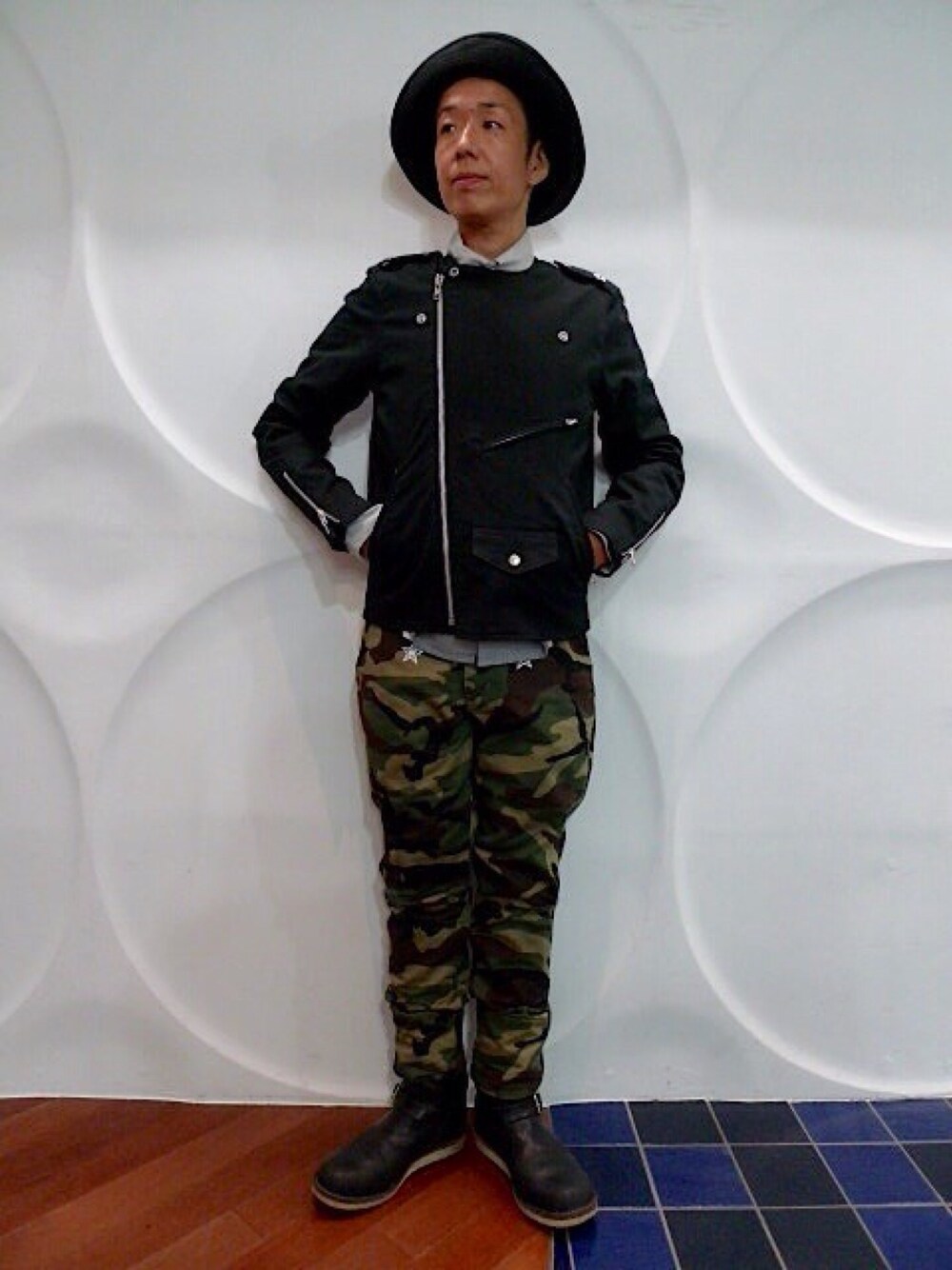 「ハット、ノーカラーライダースジャケット、白シャツ、迷彩パンツ、エンジニアブーツ、whiz、WHIZ LIMITED、WESCO」｜「WHIZLIMITEDのEXP HAT（ハット、ブラック系）」を使った、TORIさん（メンズ・168cm）の秋コーディネートの1枚目の写真