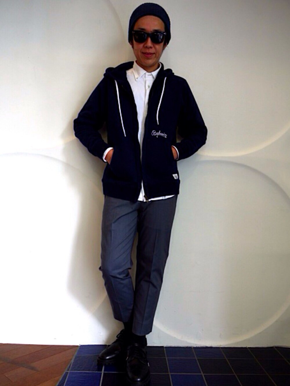「ニット帽、パーカー×シャツ、ネイビー×ホワイト、BEDWIN、BEDWIN & THE HEARTBREAKERS、stussy、regal、サングラス、ジップアップパーカー」｜「BEDWIN & THE HEARTBREAKERSのアイテム（ニットキャップ/ビーニー、ブルー系）」を使った、TORIさん（メンズ・168cm）の冬コーディネートの1枚目の写真