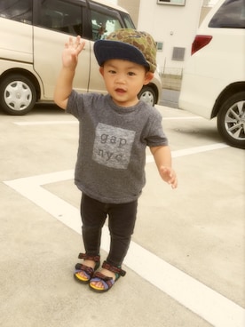 「GAP（ギャップ）のアイテム（Tシャツ/カットソー、グレー系）」を使った、kankanさん（キッズ・100cm）の夏コーディネート