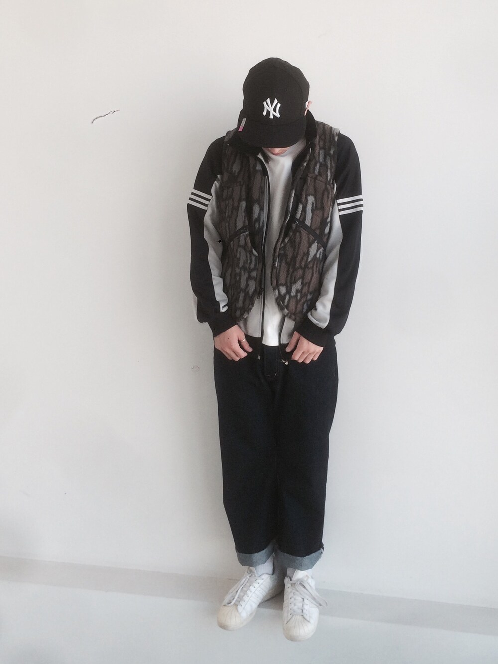 「笑顔、adidas、VINTAGE、ganryu、superstar」｜「古着のアイテム（ダウンベスト、その他）」を使った、田中陸さん（メンズ・176cm）の秋コーディネートの1枚目の写真