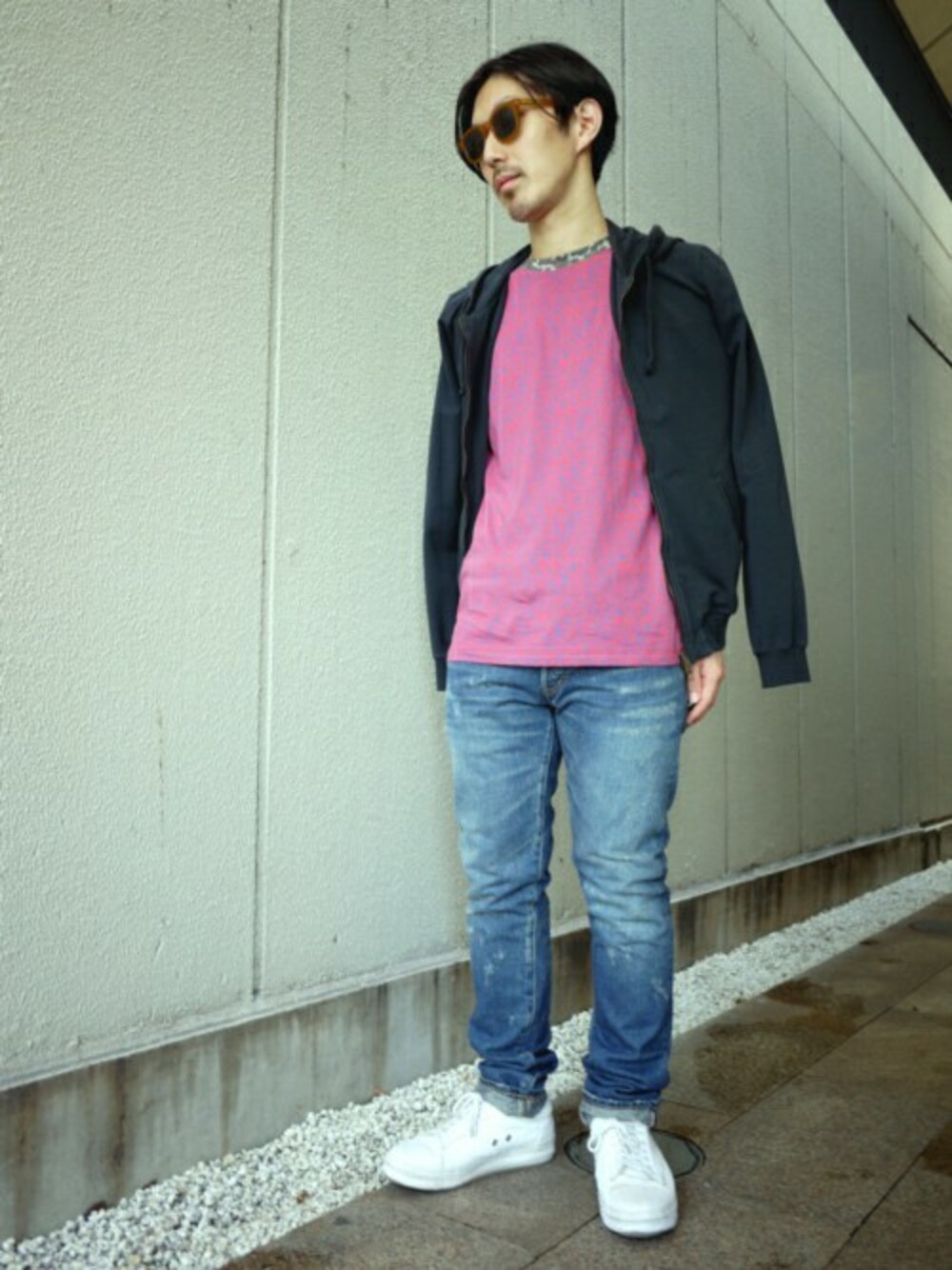 「スニーカー、スキニー、パーカー、サングラス、白スニーカー、お気に入りのTシャツ、スキニーデニム、初夏、WEAR東海」｜「SUPER FINEのSUPERFINE　jersey zip parka（パーカー、ブラック系）」を使った、伊藤さん（メンズ・170cm）の春コーディネートの1枚目の写真