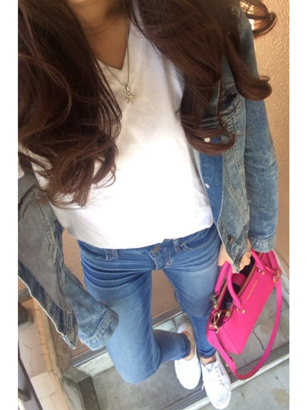 「デニム、デニムオンデニム、白Tシャツ、Vネック、ショッキングピンク、MichaelKors、スペルガ、白スニーカー、デニムジャケット」｜「American Eagleのスキニーデニム（デニムパンツ、ブルー系）」を使った、Mさん（レディース・161cm）の春コーディネートの1枚目の写真