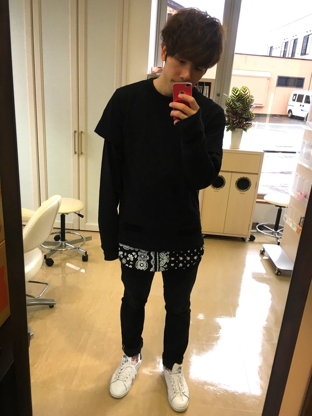 「シンプル、スキニー、Vライン、ブラック、モノトーン」｜「off whiteのOFF WHITE 『TONE ON TONE』Tシャツ（Tシャツ/カットソー、ブラック系）」を使った、mokaさん（メンズ・176cm）の秋コーディネートの1枚目の写真