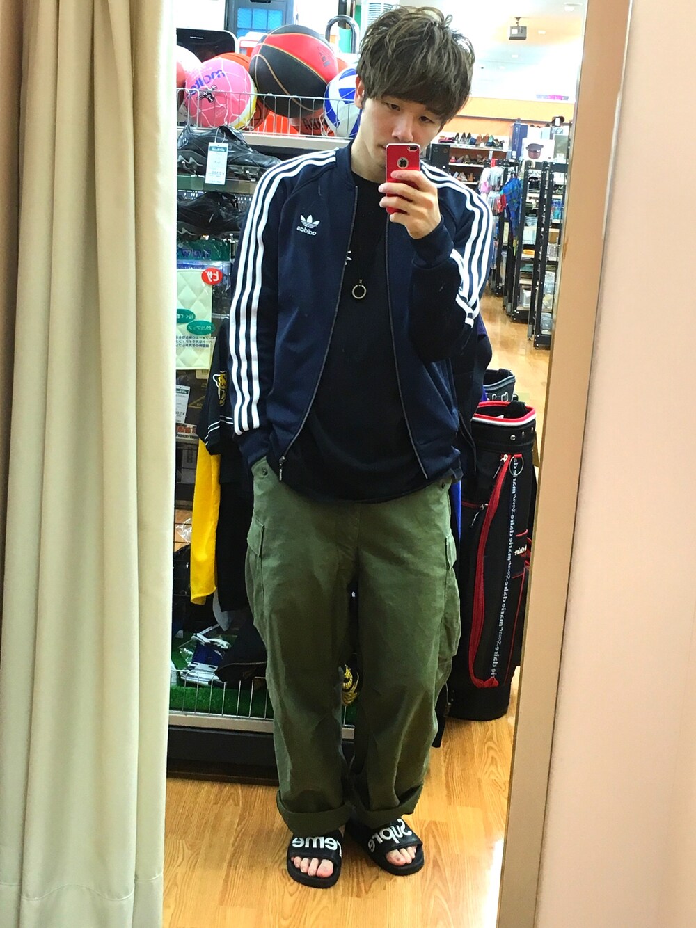 「スポーツミックス、adidas、ラフ、カジュアル、休日コーデ、サンダル」｜「WEGOのWEGO/レザーロングリングネックレス（ネックレス、ゴールド系）」を使った、mokaさん（メンズ・176cm）の秋コーディネートの1枚目の写真