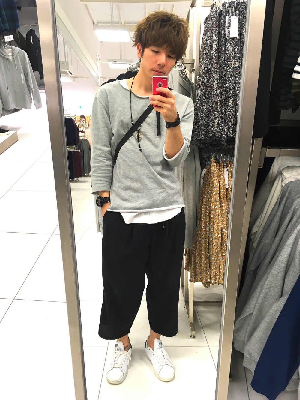「オトナカジュアル、キレイめ、ロングシャツ、モノトーン、adidas」｜「RAGEBLUEの＜トレンドのBIGシルエット＞コーマポケットＴシャツ/726570（Tシャツ/カットソー、グレー系）」を使った、mokaさん（メンズ・176cm）の秋コーディネートの1枚目の写真