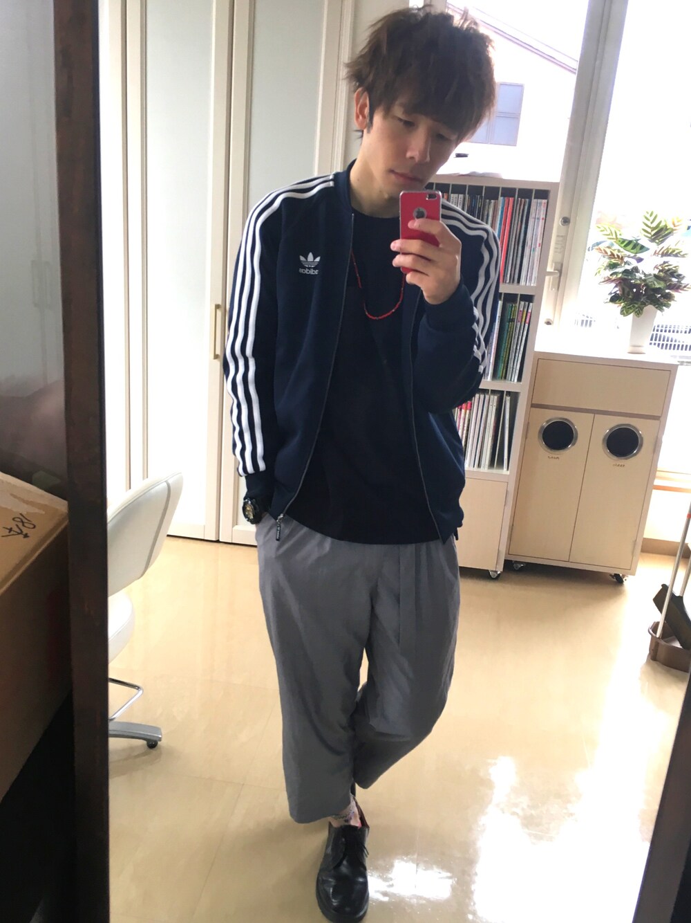 「秋のコーデ、キレイめ、カジュアル、シンプル、モノトーン、adidas」｜「GUのアイテム（Tシャツ/カットソー、ブラック系）」を使った、mokaさん（メンズ・176cm）の秋コーディネートの1枚目の写真