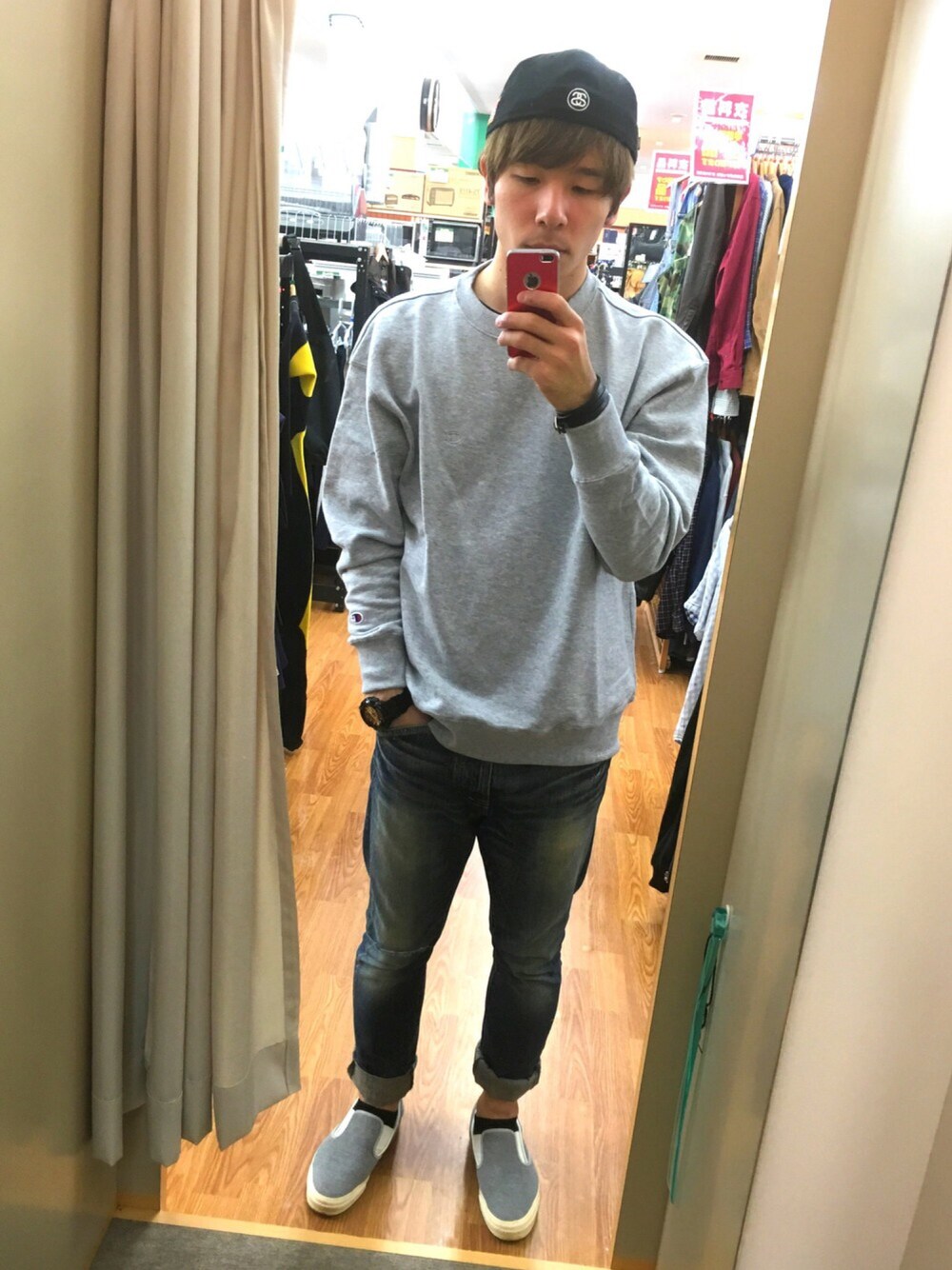 「ラフ、Champion、デニムパンツ、スポーツmix、カジュアルコーデ、ストリート」｜「STUSSYのSmooth Stock New Era Cap（キャップ、ブラック系）」を使った、mokaさん（メンズ・176cm）の秋コーディネートの1枚目の写真