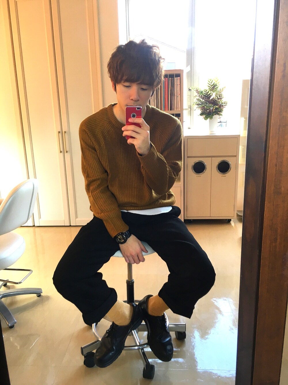 「キレイめ、シンプル、ニット、ワイドパンツ」｜「GUのアイテム（ニット/セーター、ブラウン系）」を使った、mokaさん（メンズ・176cm）の秋コーディネートの1枚目の写真