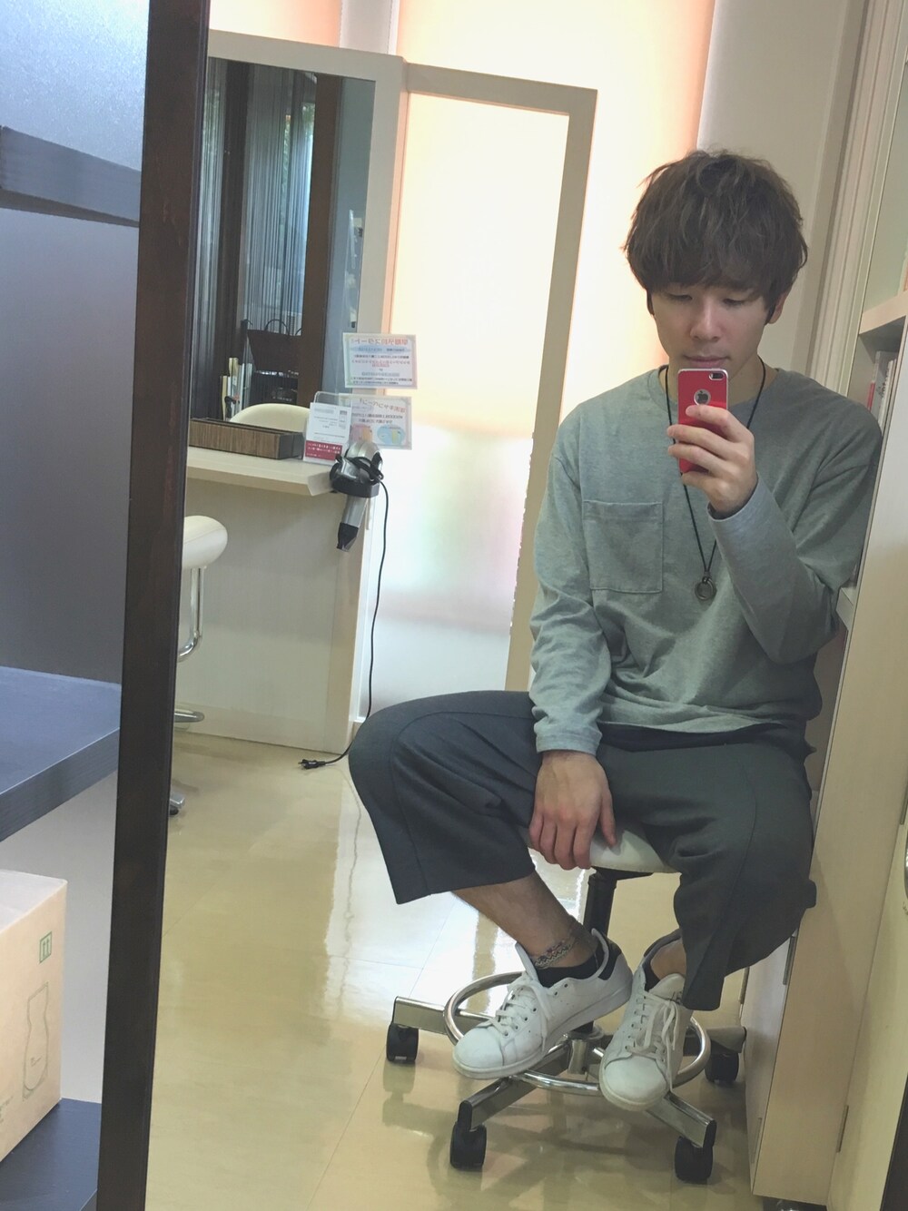 「ワイドパンツ、ゆったりコーデ、モノトーン、ねまき」｜「GLOBAL WORKのストレッチイージークロップド/724207（その他パンツ、グレー系）」を使った、mokaさん（メンズ・176cm）の秋コーディネートの1枚目の写真