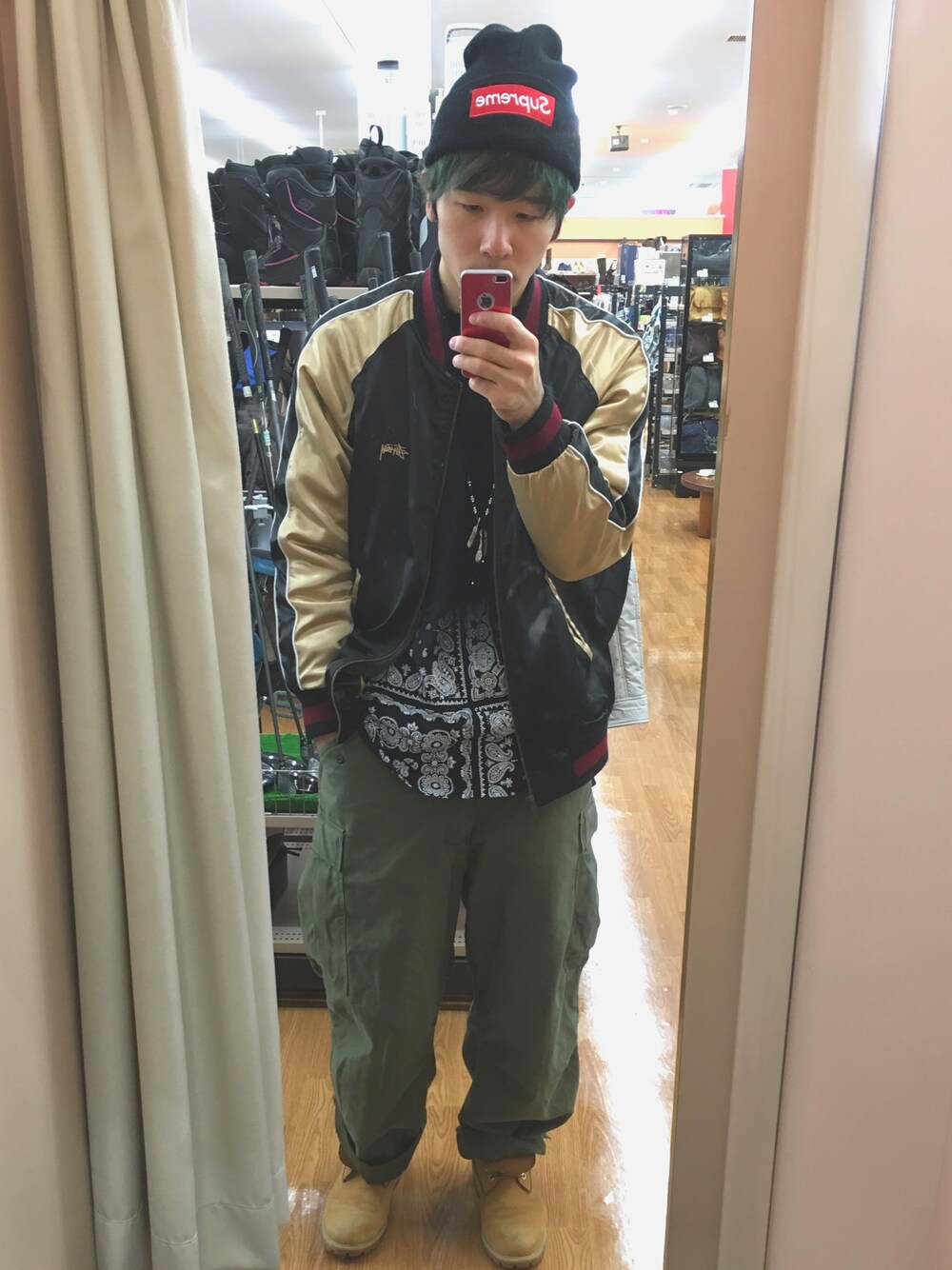 「スカジャン、ストリート、秋のコーデ」｜「STUSSYのSouvenir Tour Jacket（ブルゾン、ブラック系）」を使った、mokaさん（メンズ・176cm）の秋コーディネートの1枚目の写真