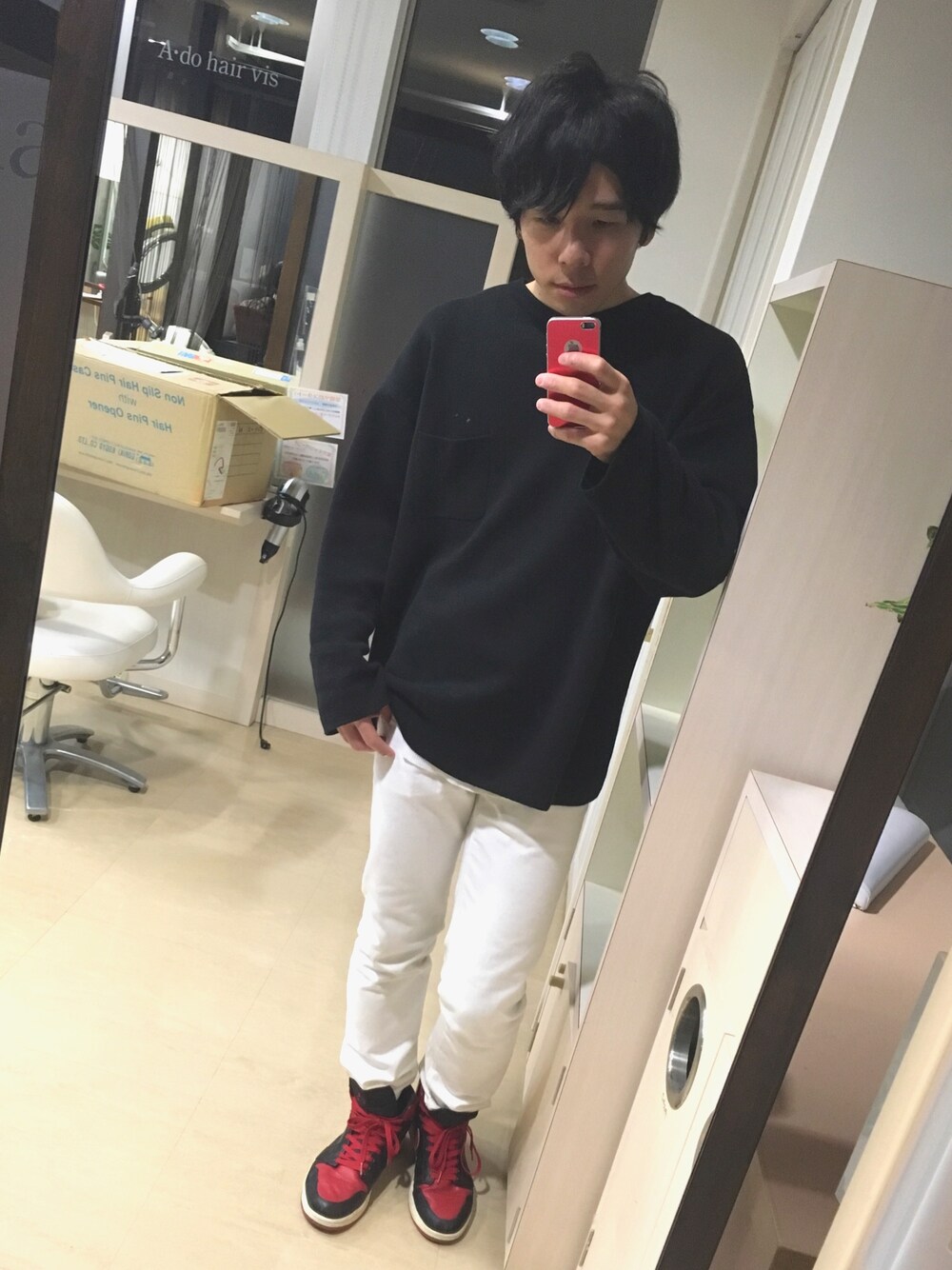 「秋、白デニム、シンプル、スニーカー、ジョーダン」｜「GUのアイテム（ニット/セーター、ブラック系）」を使った、mokaさん（メンズ・176cm）の秋コーディネートの1枚目の写真