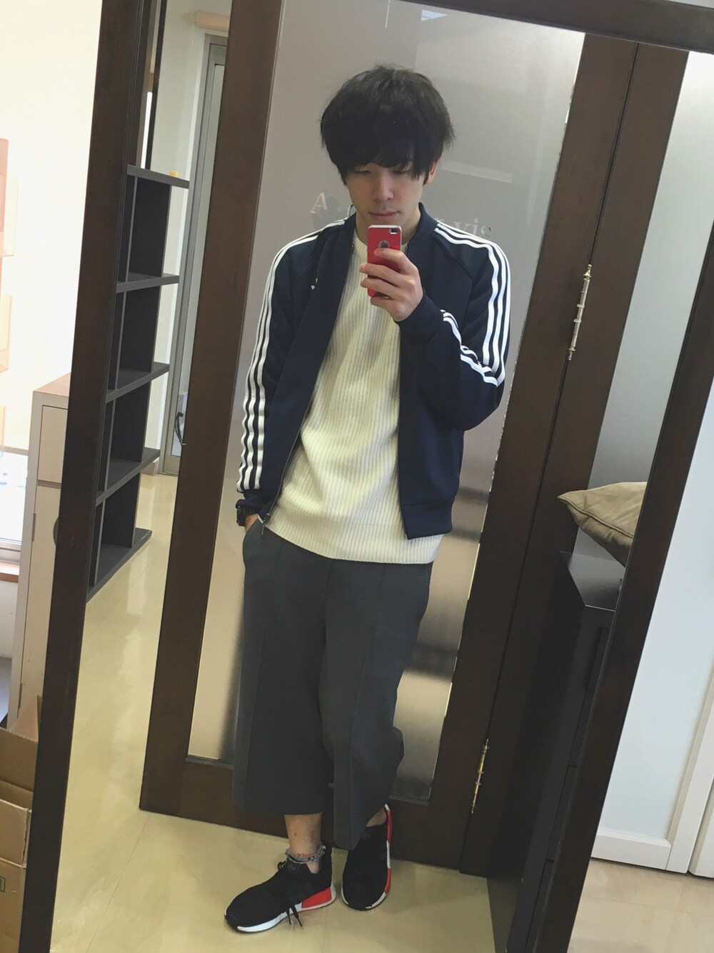 「シンプル、adidas、スニーカー、Adidasnmd」｜「GLOBAL WORKのストレッチイージークロップド/724207（その他パンツ、グレー系）」を使った、mokaさん（メンズ・176cm）の秋コーディネートの1枚目の写真