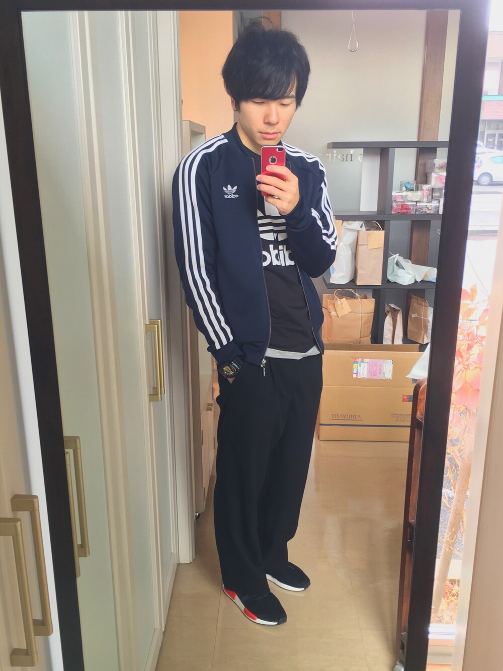 「ジャージ、adidas」｜「adidasの【adicolor】オリジナルス ロゴTシャツ [ORIG TREFOIL TEE]（Tシャツ/カットソー、ブラック系）」を使った、mokaさん（メンズ・176cm）の秋コーディネートの1枚目の写真