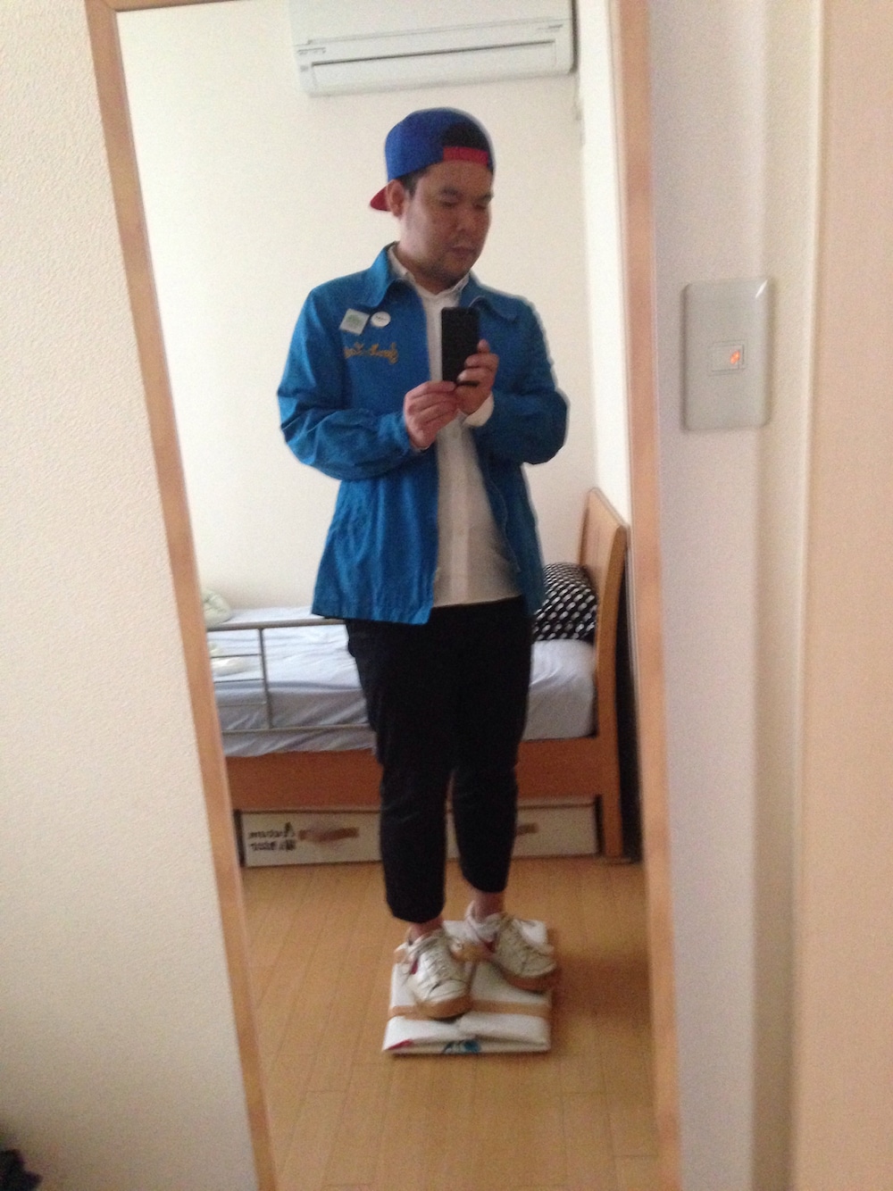 「NIKE、白シャツ、ビンテージ、NEW ERA、アンクルパンツ、スイングトップ、ストリートコーデ、SONIC LAB」｜「NEW ERAのキャップ（キャップ、ブルー系）」を使った、John Lemonさん（メンズ・165cm）の春コーディネートの1枚目の写真