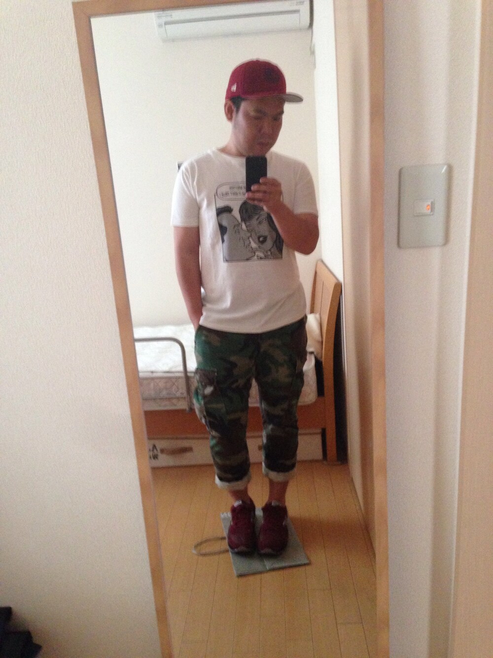 「カモフラパンツ、in cloudiness、軍パン、白Tシャツ、サッカニー、SONIC LAB、反対色」｜「SONIC LABのリメイク軍パン（その他パンツ、グリーン系）」を使った、John Lemonさん（メンズ・165cm）の春コーディネートの1枚目の写真
