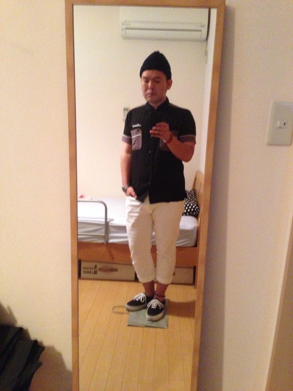 「ニット帽、UNIQLO、モノトーン、KIJIMA TAKAYUKI、白パンツ、ICHI-MIRI 、合コン、アンクレット、Hamilton、ボウリングシャツ」｜「ICHI-MIRIのボーリングシャツ（シャツ/ブラウス、ブラック系）」を使った、John Lemonさん（メンズ・165cm）の夏コーディネートの1枚目の写真